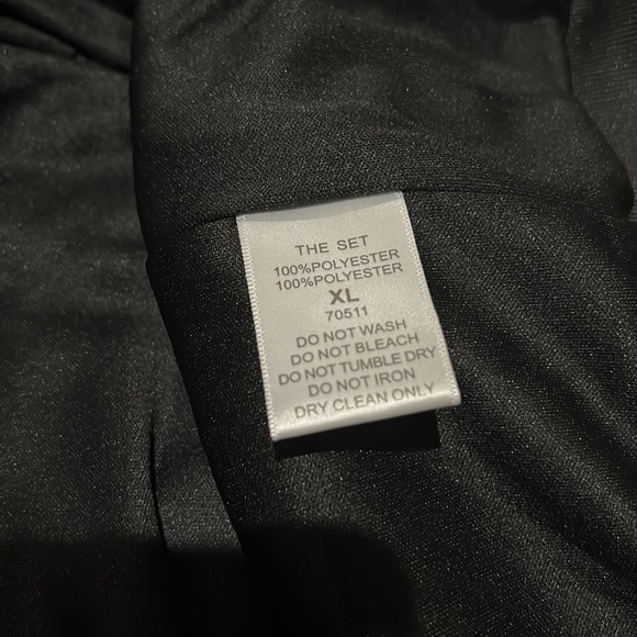 2 piece sequins jacket and pants set. Burgundy and black. Size is XL. - Picture 7 of 7